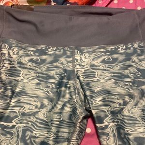 Under Armour  compression high rise ankle leggings